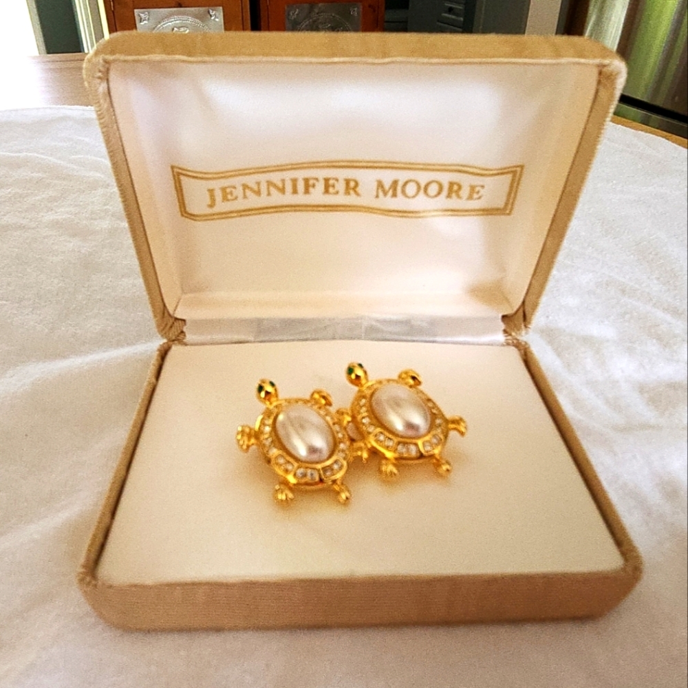 Vintage JENNIFER MOORE Brooch Pin GOLD Tone Crystal Turtles